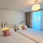 Hongdae 5 Minutes, Sangsu Station 2 Minutes, Maximum 6 People, 3 Queen Beds, Free Luggage Storage