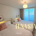 Hongdae 5 Minutes, Sangsu Station 2 Minutes, Maximum 6 People, 3 Queen Beds, Free Luggage Storage
