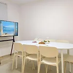#Family Friends Up To 7 People #Beamprojector #Hongdae, Gangnam, Jamsil 30 Minutes#Luggagestorage Service