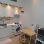 Located 10 Meters From Sungshin Women\'S University Station, 10 Minutes To Myeongdong By Subway, Accommodates Up To 3 People, 3 Bus Stops To Seoul National University Hospital And Korea University Hospital