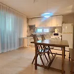 Hongdae Yeondral Park, Z3, 7 Minutes From Hongik Univ Station Exit 5, Elevator Ok