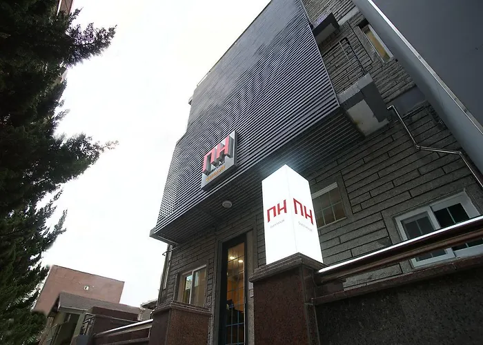 D.H Sinchon Guesthouse
