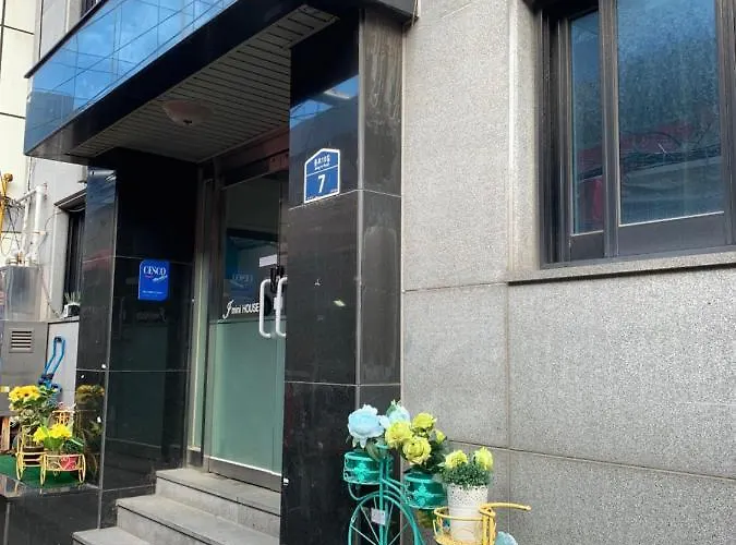 J Mini Hotel & House