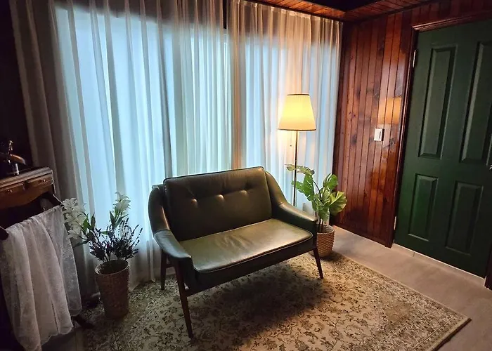 Retro House - Foreigners Only