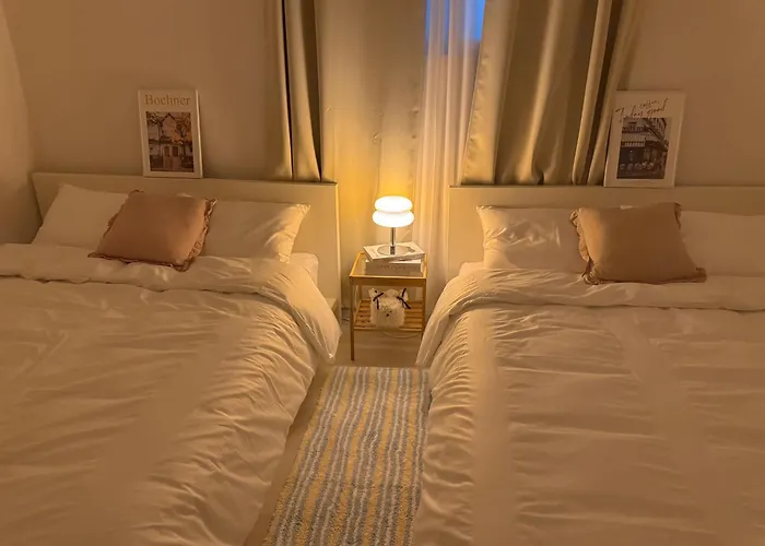 Itaewon Station 10 Minutes,Gyeongnidan-Gil,Itaewon World Food Street,Beam Projector,Netflix Wifi