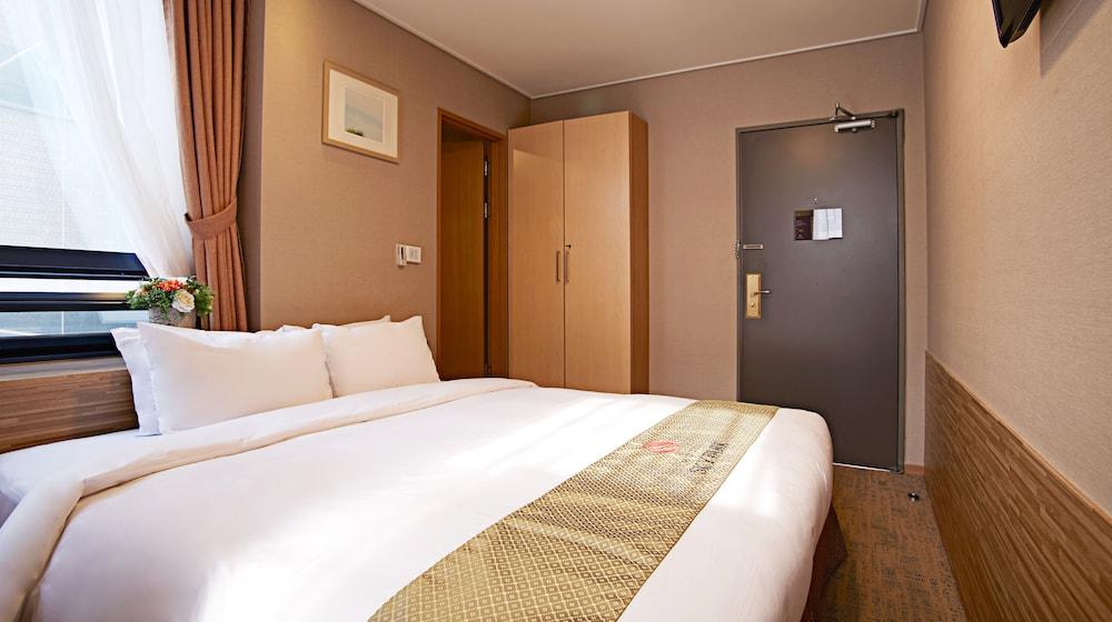 Skypark Myeongdong 1 Hotel
