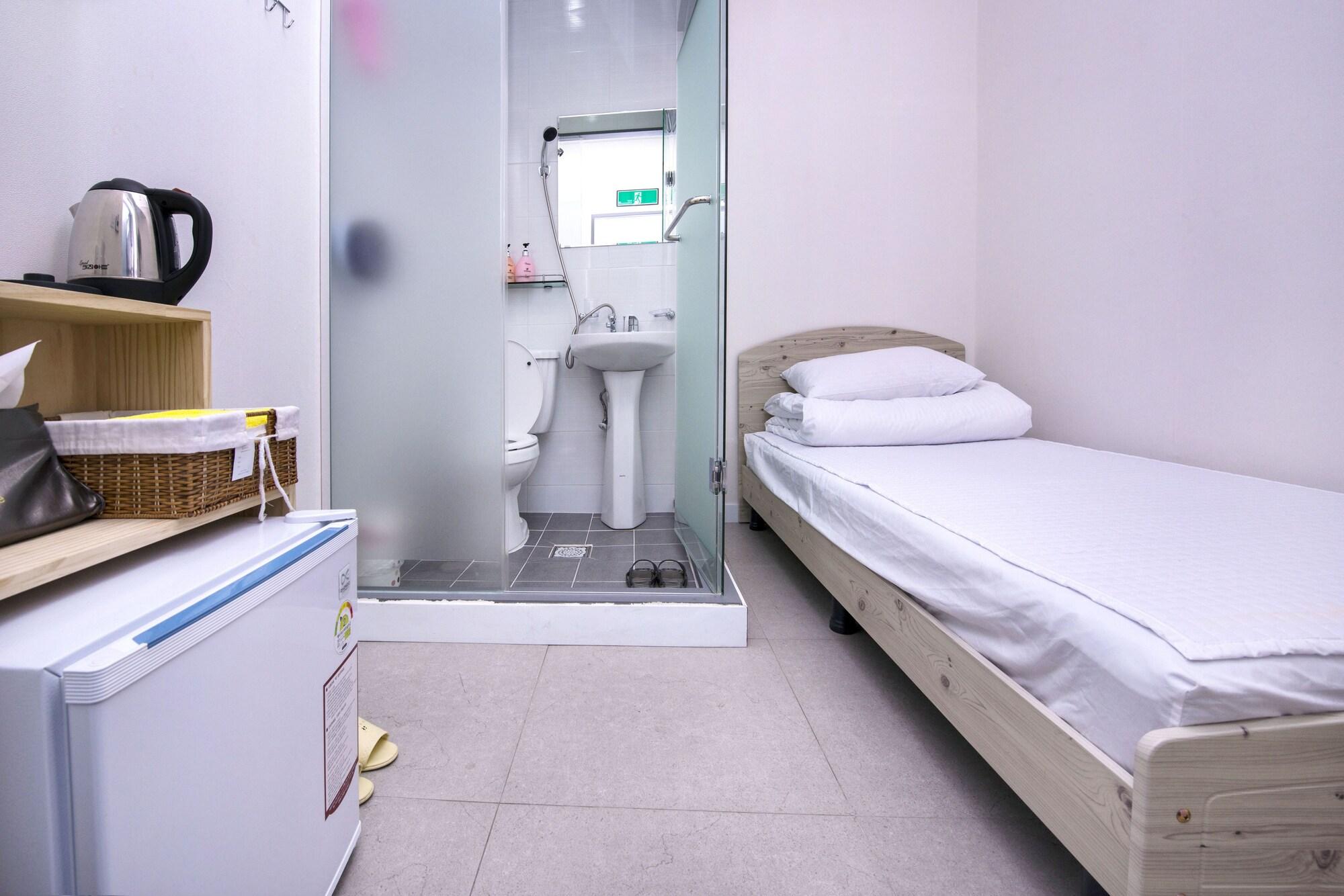 24 Guesthouse Kyunghee University Guest house 2*