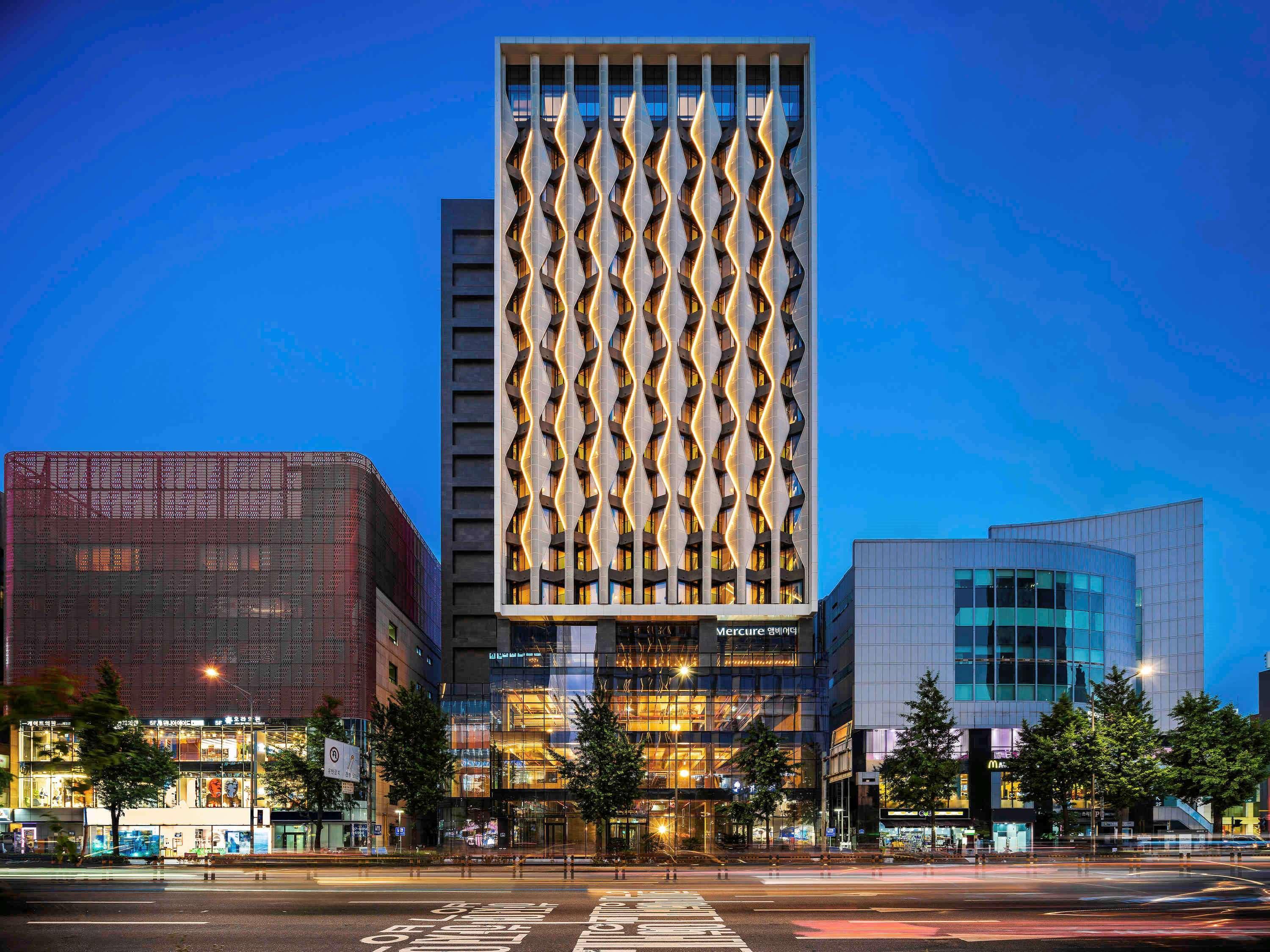 Mercure Ambassador Hongdae 4*