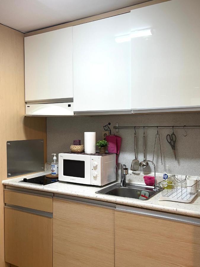 Apartment Hongik Univ Station Exit 1 *
