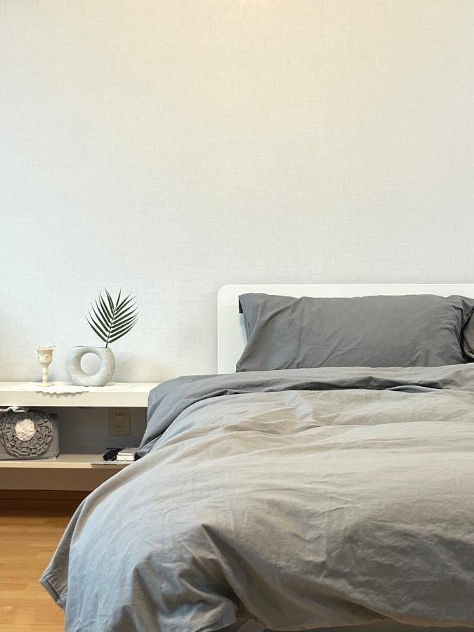 Apartment Hongik Univ Station Exit 1 *