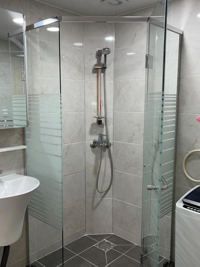 Apartment Hongik Univ Station Exit 1 Seoul