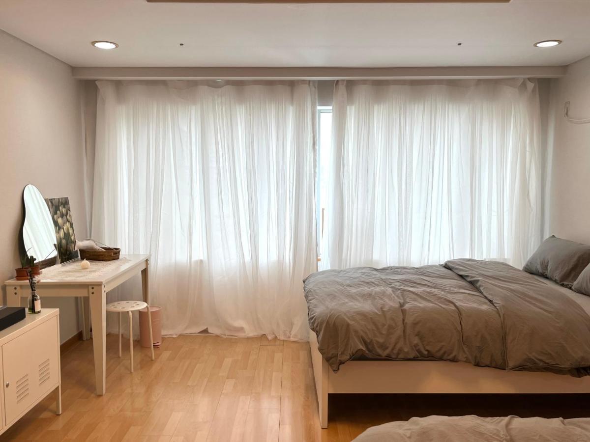 Apartment Hongik Univ Station Exit 1 *