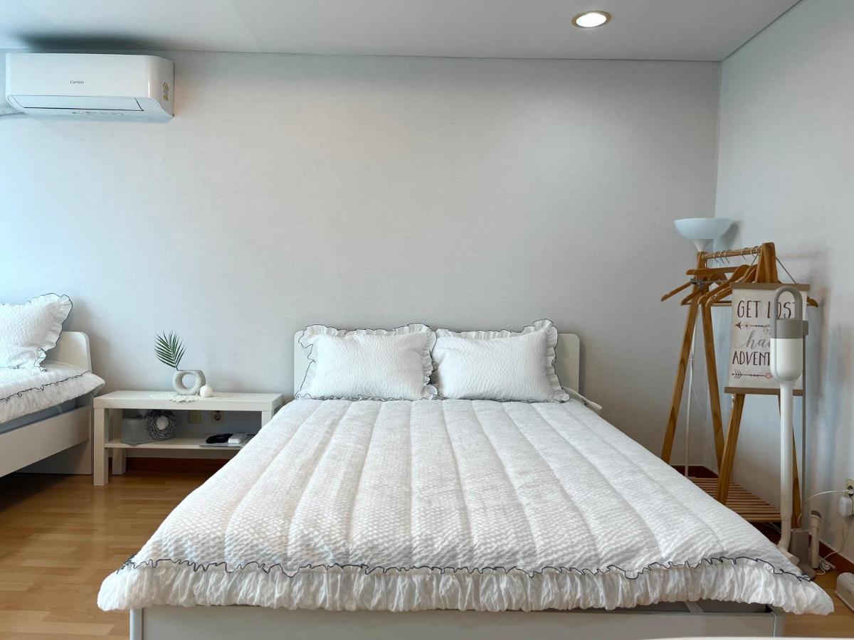 Apartment Hongik Univ Station Exit 1 Seoul