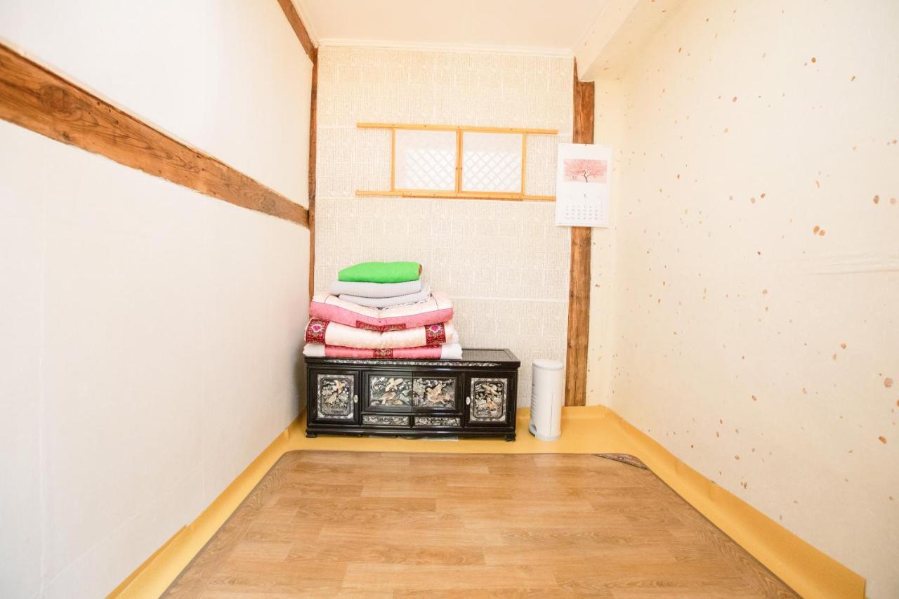 Guest house Dongmyo Hanok Sihwadang - Private Korean Style House In The Center With A Beautiful Garden *
