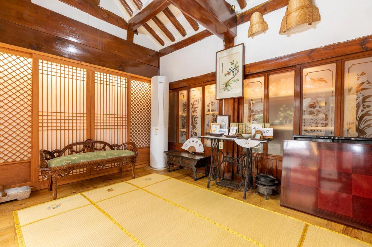 Dongmyo Hanok Sihwadang - Private Korean Style House In The Center With A Beautiful Garden