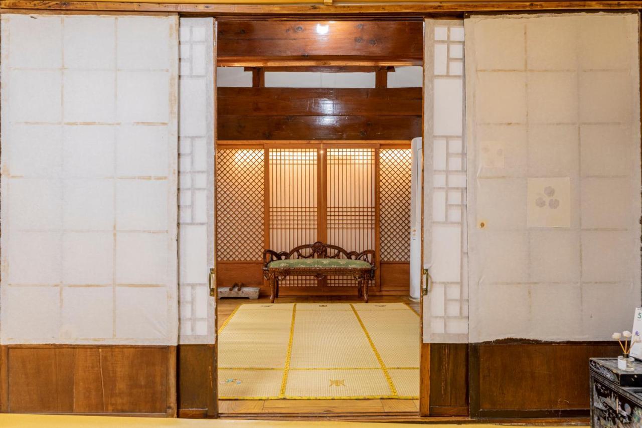 Dongmyo Hanok Sihwadang - Private Korean Style House In The Center With A Beautiful Garden Seoul