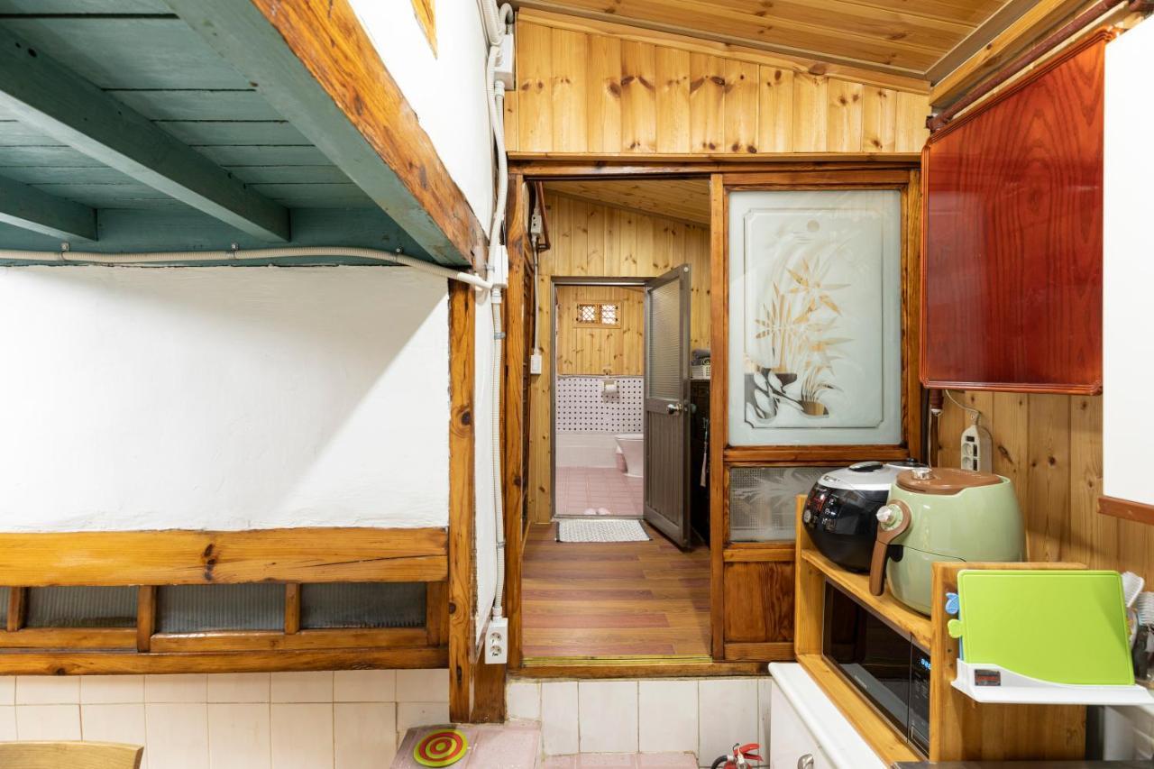Guest house Dongmyo Hanok Sihwadang - Private Korean Style House In The Center With A Beautiful Garden Seoul