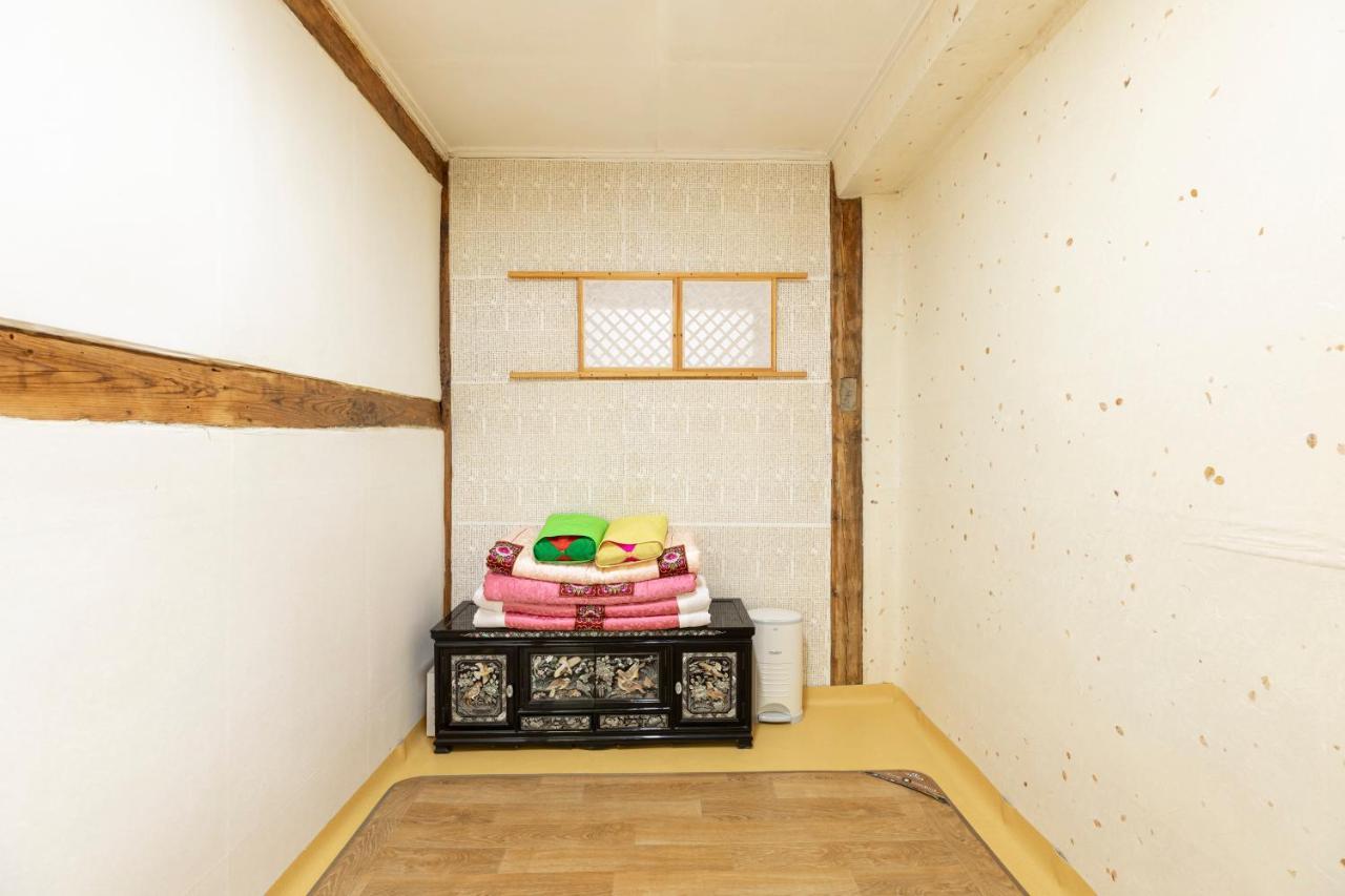 Guest house Dongmyo Hanok Sihwadang - Private Korean Style House In The Center With A Beautiful Garden *
