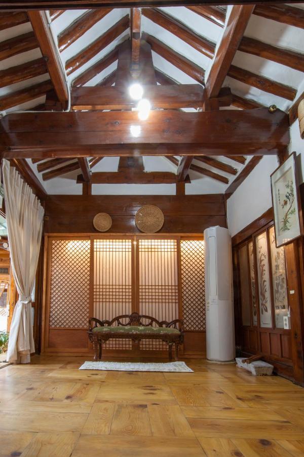 Guest house Dongmyo Hanok Sihwadang - Private Korean Style House In The Center With A Beautiful Garden