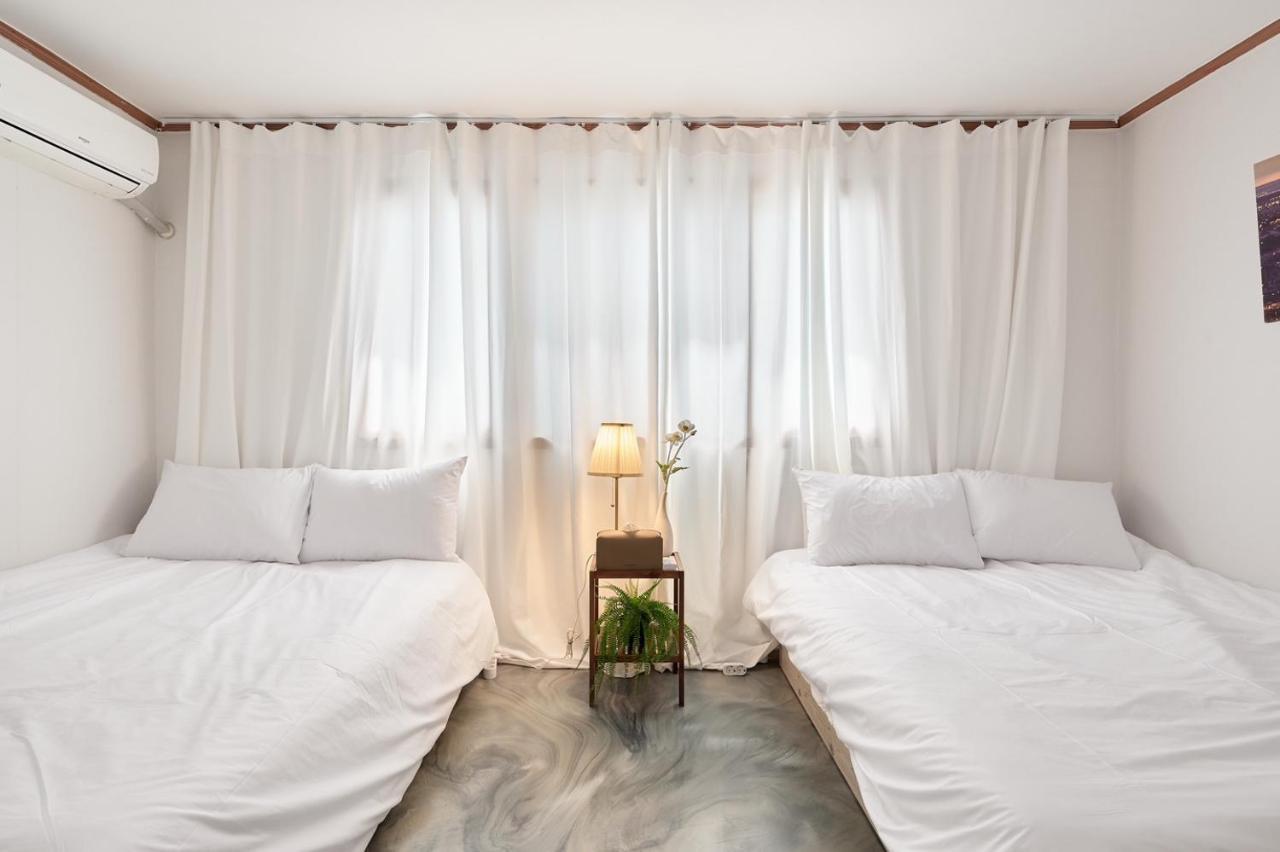 Hapjeong Station Exit7 Each Room, Living Room, Air Conditioning Modern House Villa