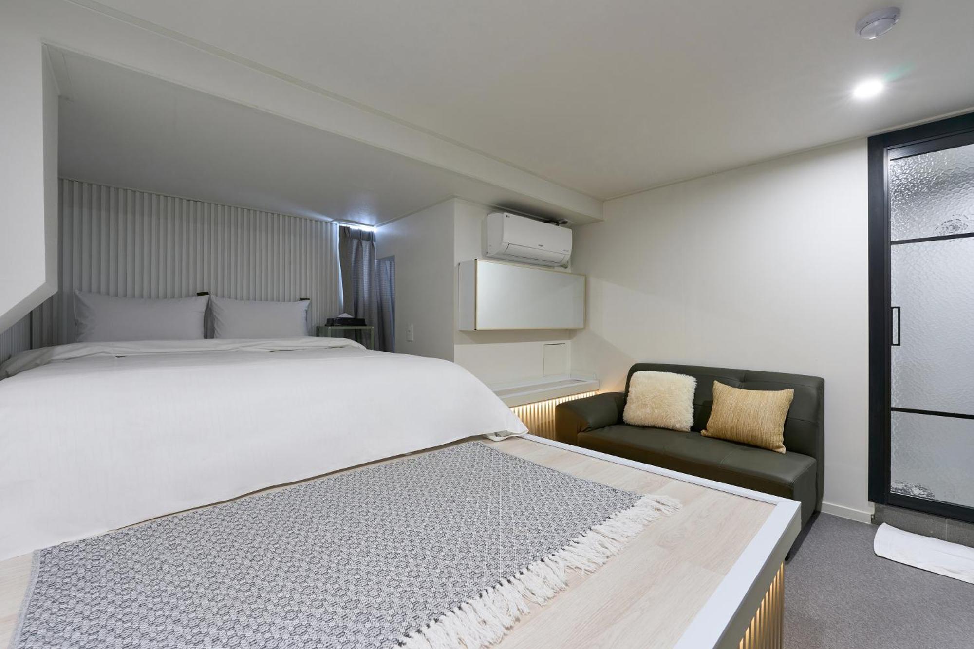 Chloe Hotel