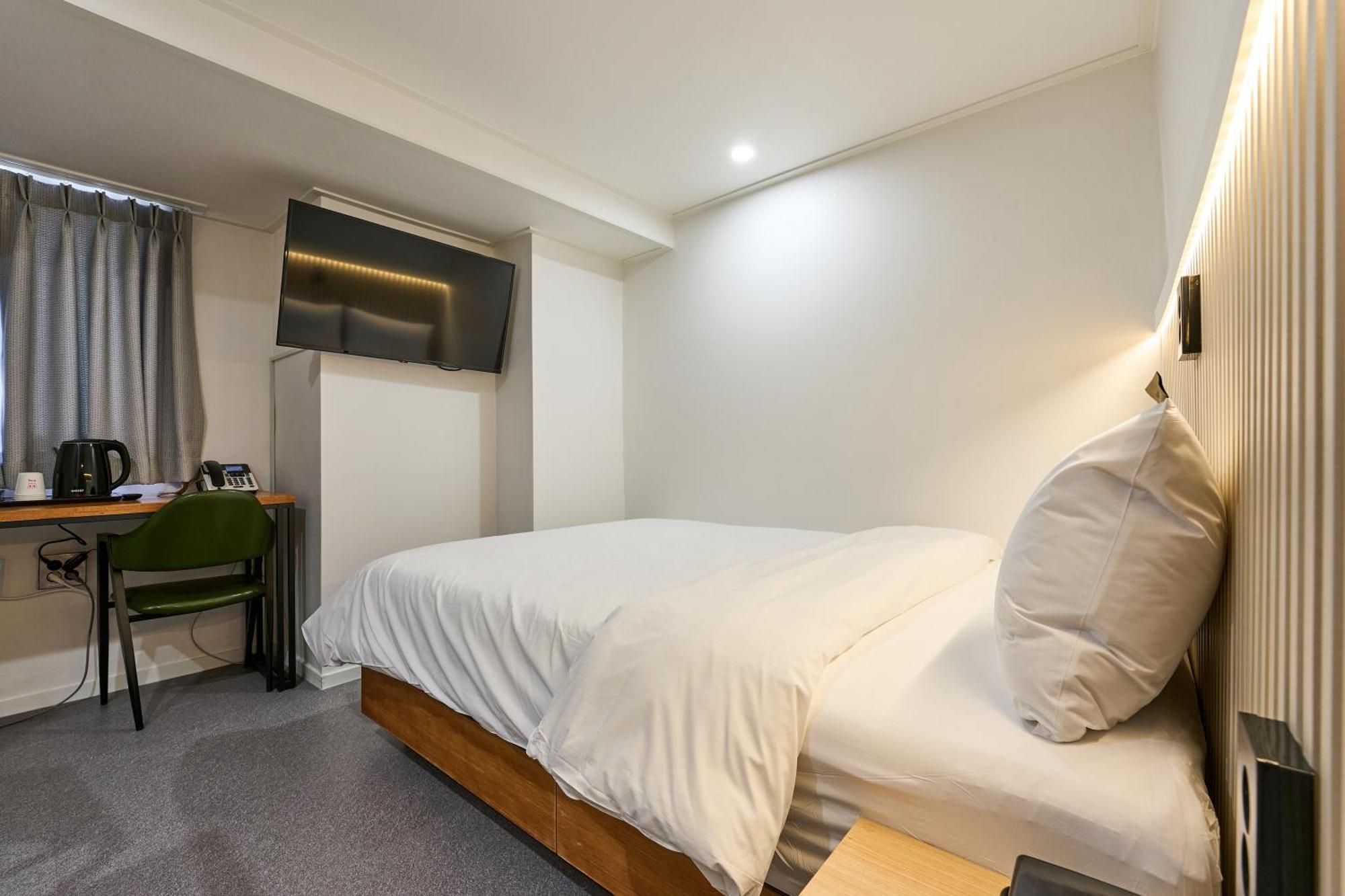 Chloe Hotel *