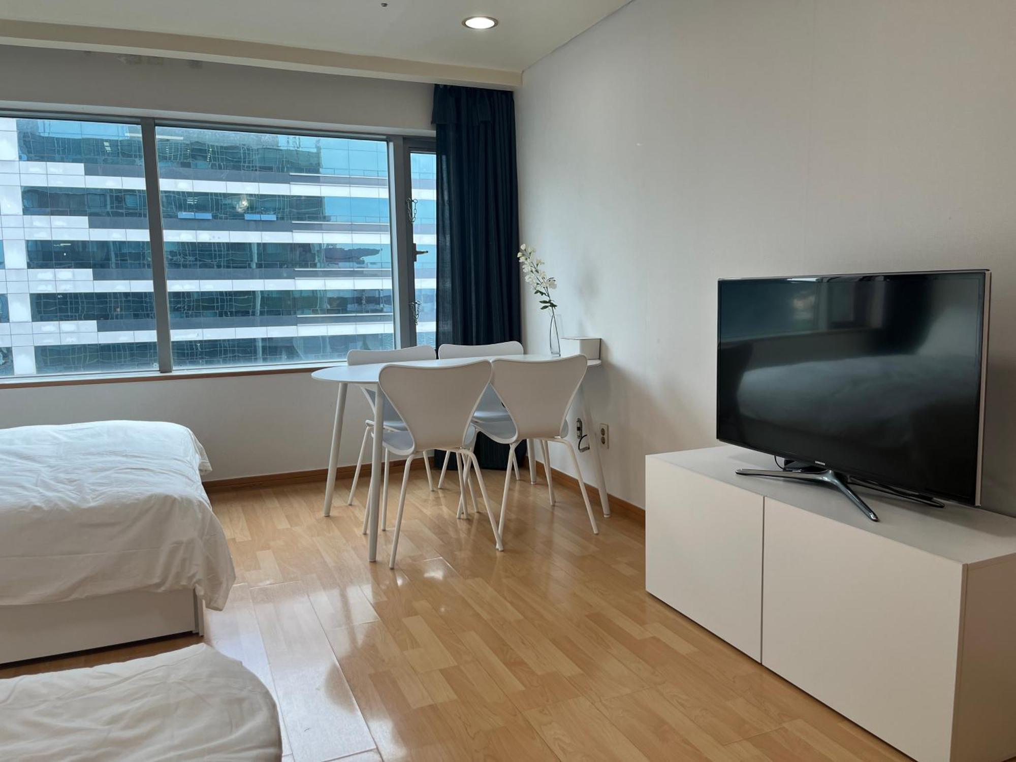 Apartment Hongik Univ Station Exit 1 *