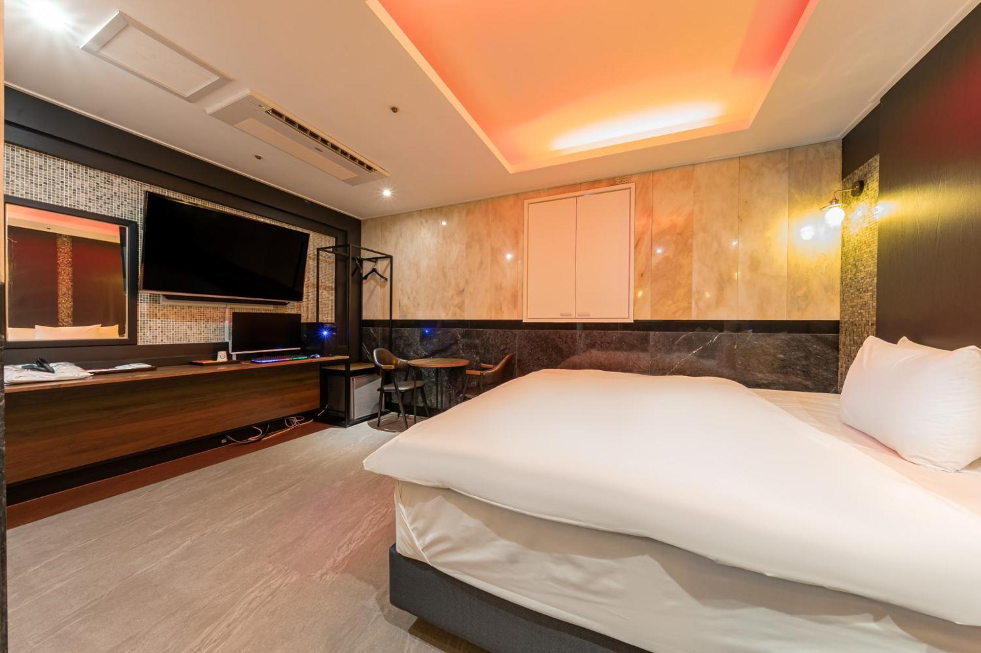 Signature Hotel