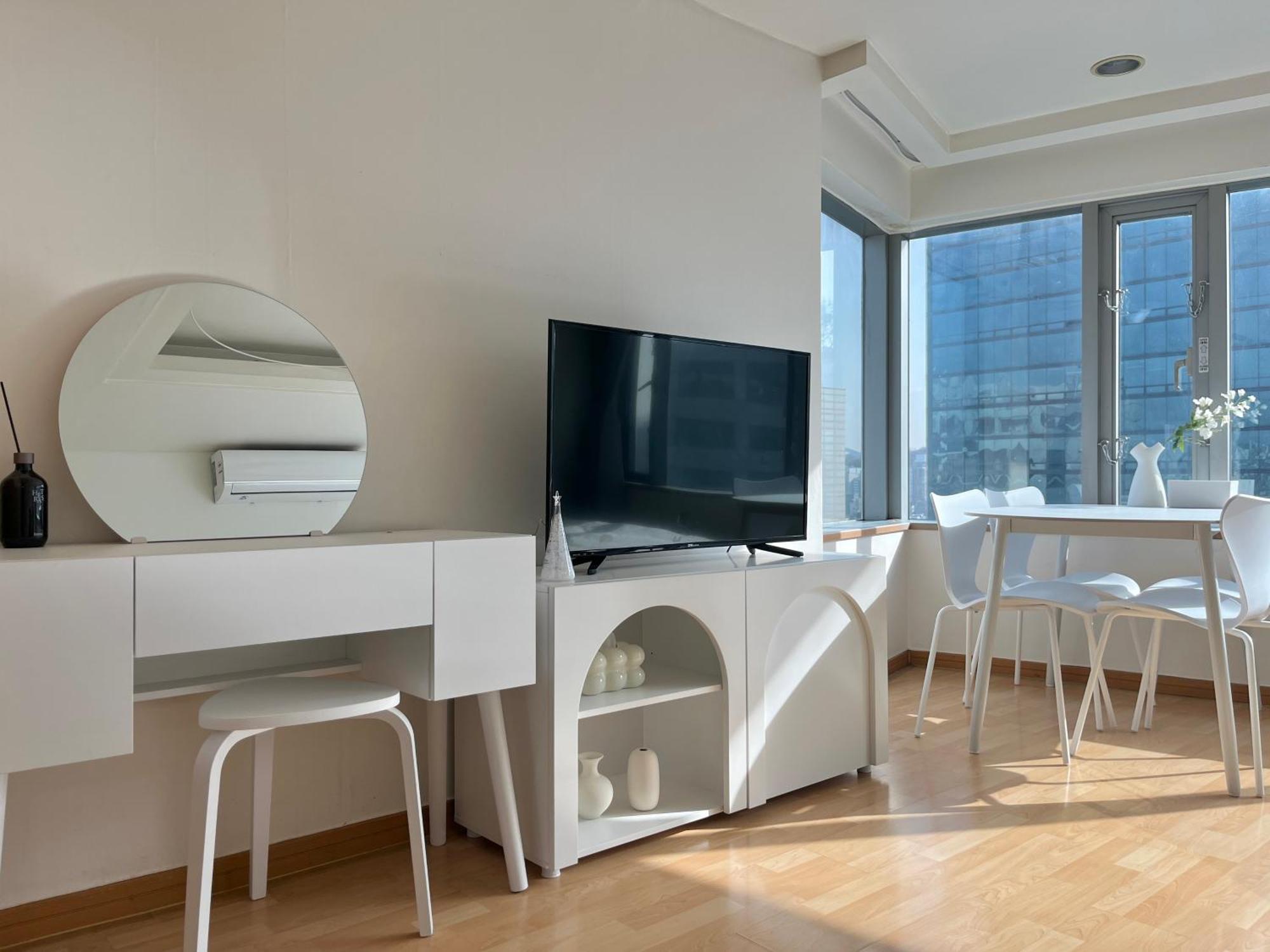Apartment Hongik Univ Station Exit 1 Seoul