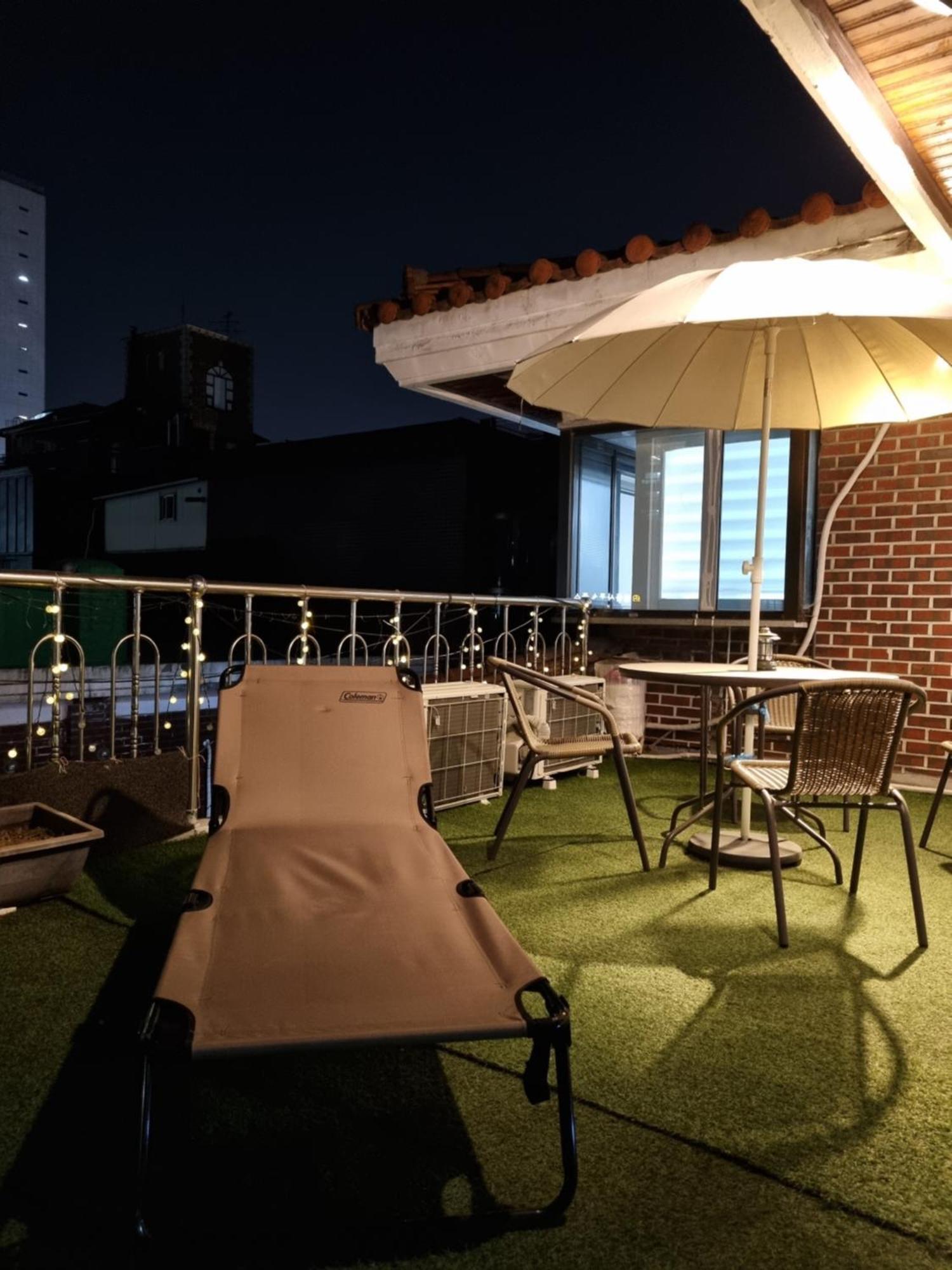 Villa Hongdae Sky View Private Roof Garden House 2br 2qb 1ssb Free Wifi Starbucks Capsule 외국인전용 Seoul
