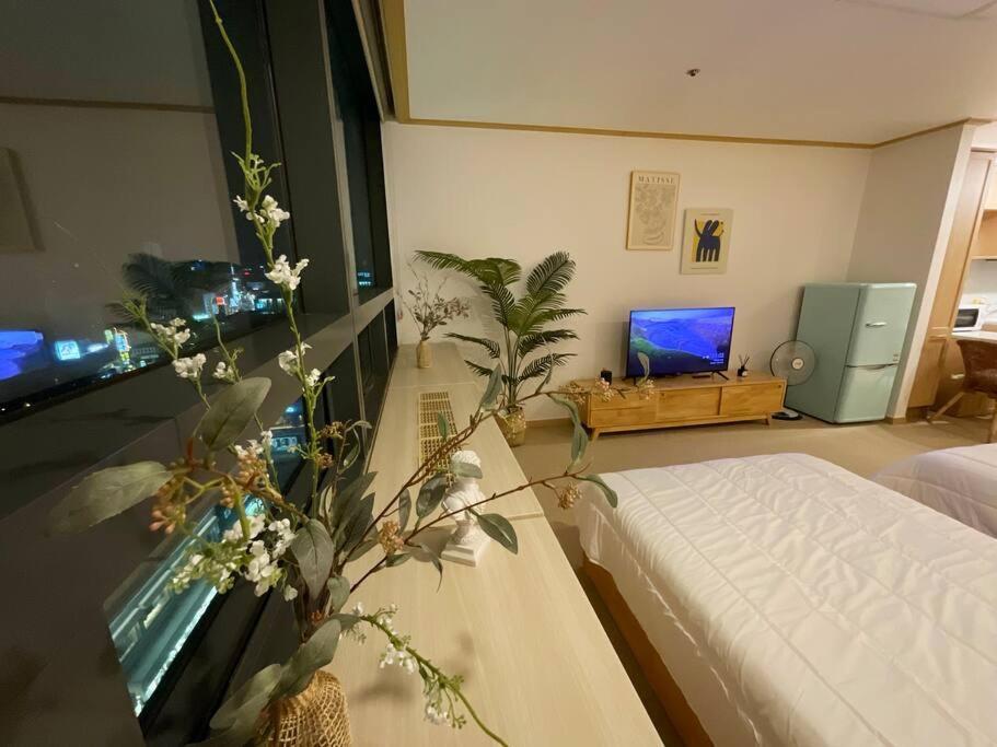 7 Hongik Univ Location View * Seoul