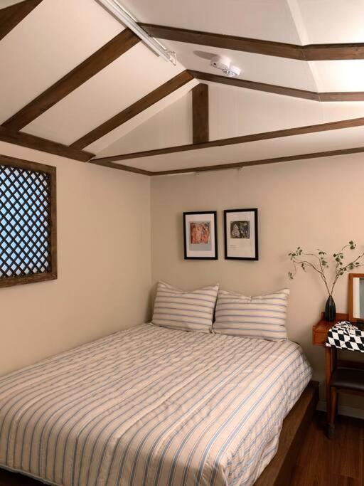 A Sensual Hanok-style Detached House In The Center *