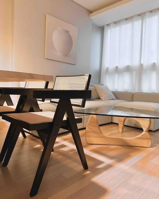 Elegant In Seoul's Vibrant Core! *