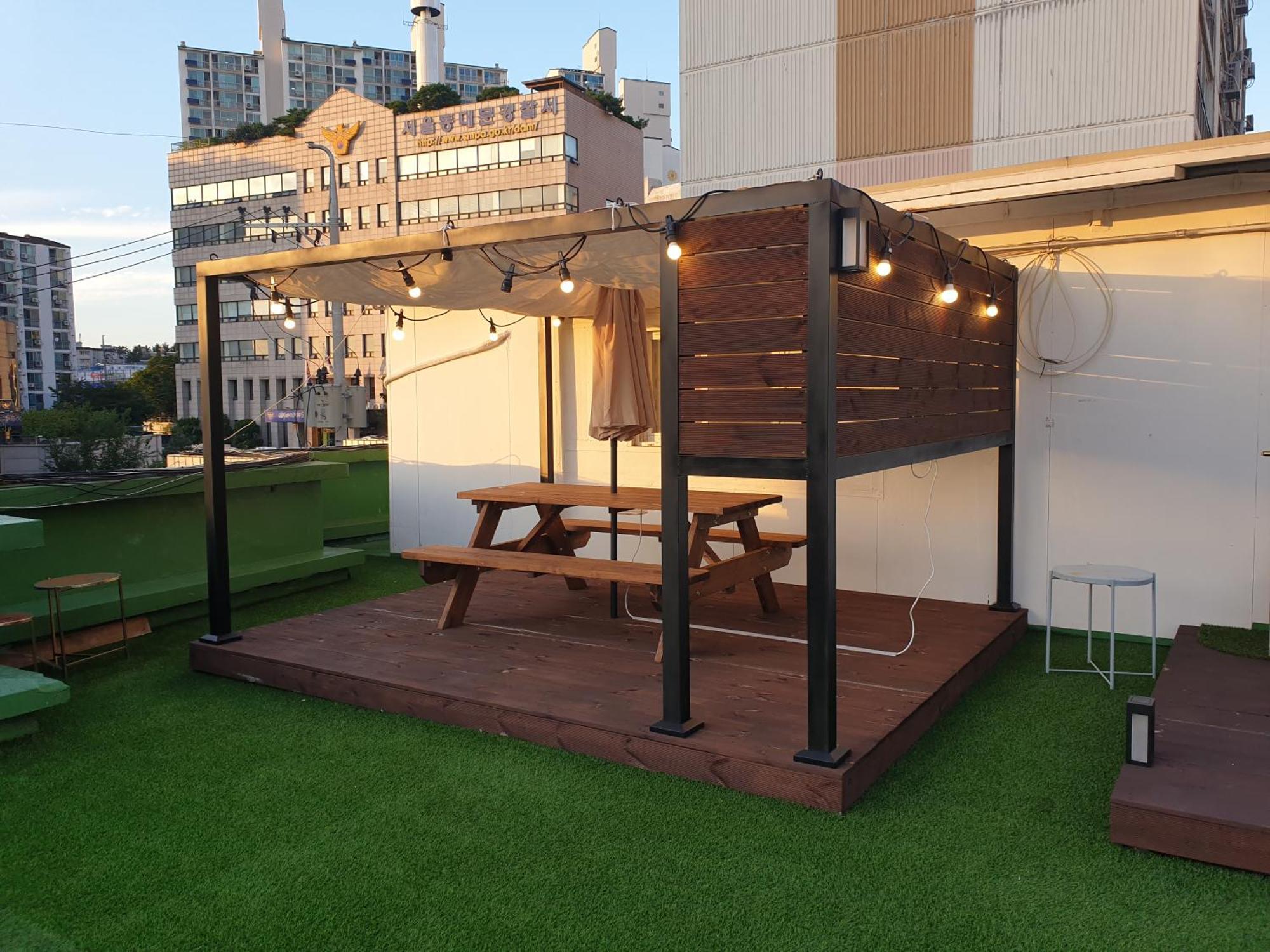 Cheongryangri Zebra Cinema & Rooftop Guest house