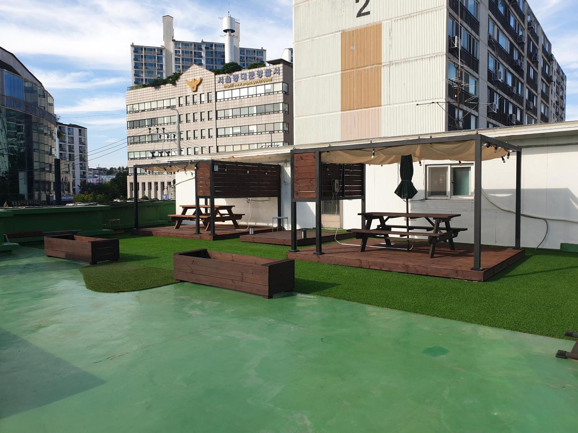 Cheongryangri Zebra Cinema & Rooftop Guest house *