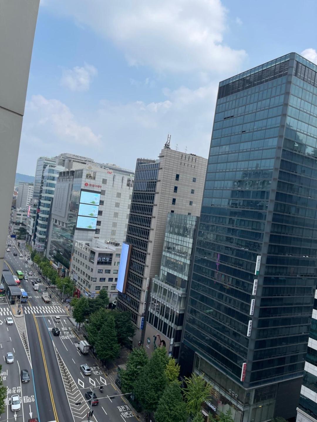 Hongdae 3 - 1min From Hongik Uni Station Exit #1 *