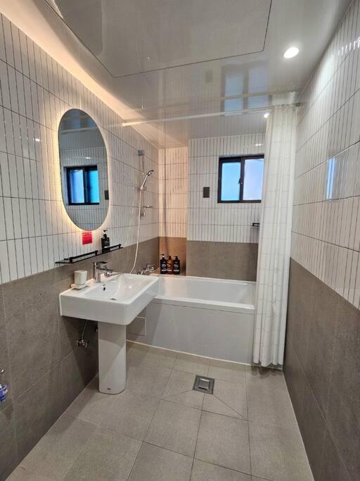 Yongsan Cozy Castle With Rooftop Garden For Families Villa