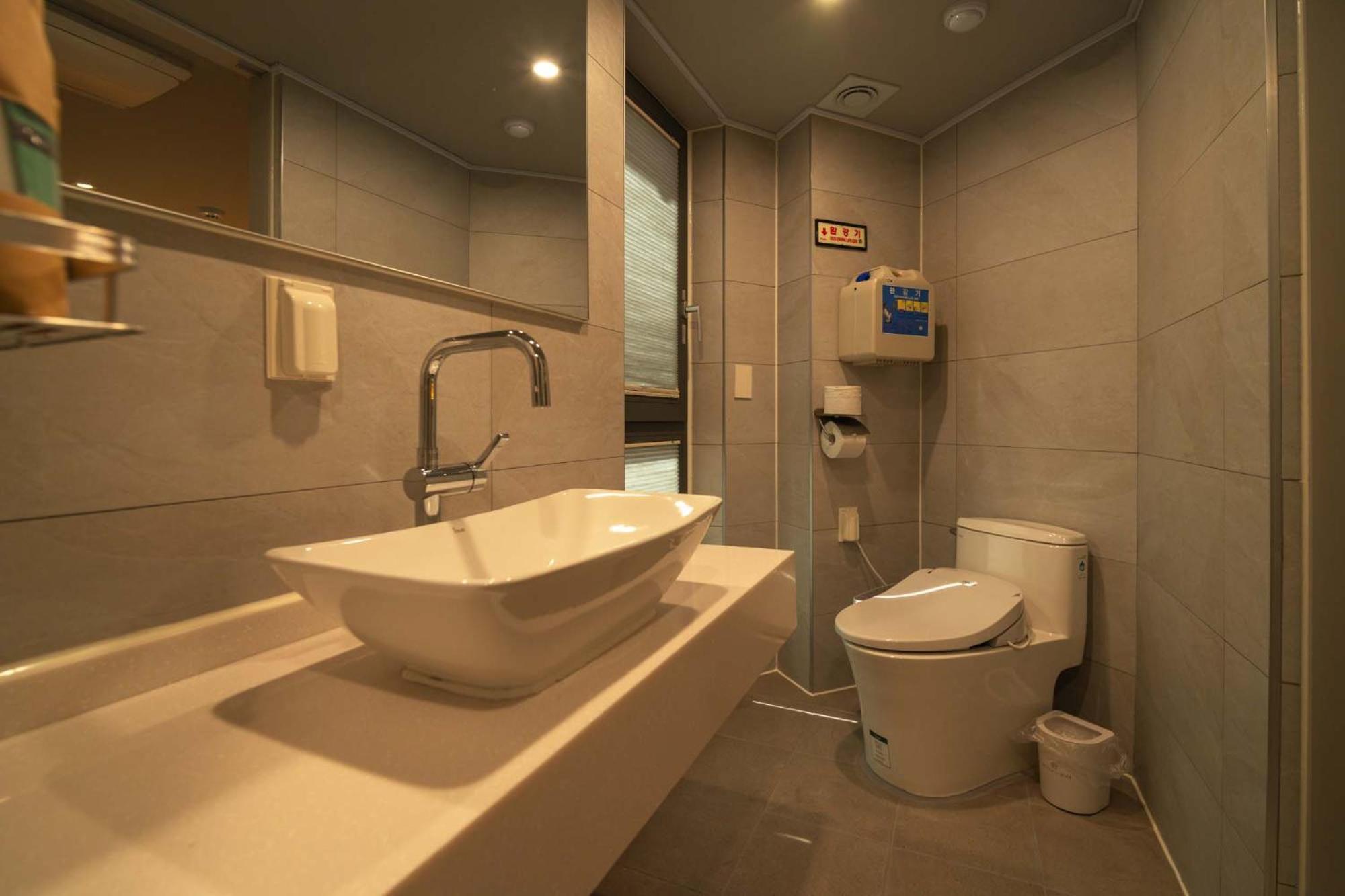 Shinchon Maven Hotel *