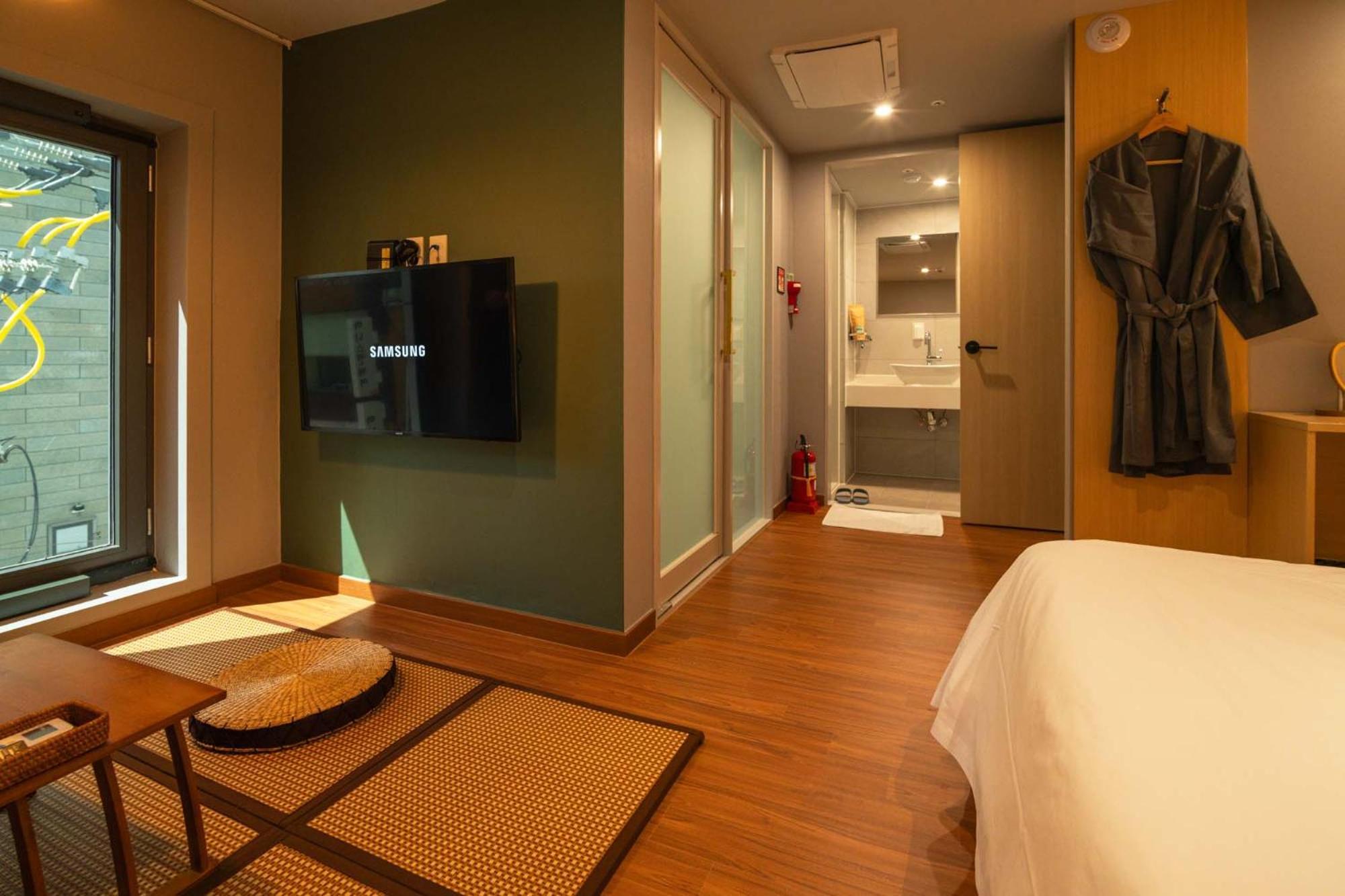 Shinchon Maven Hotel *