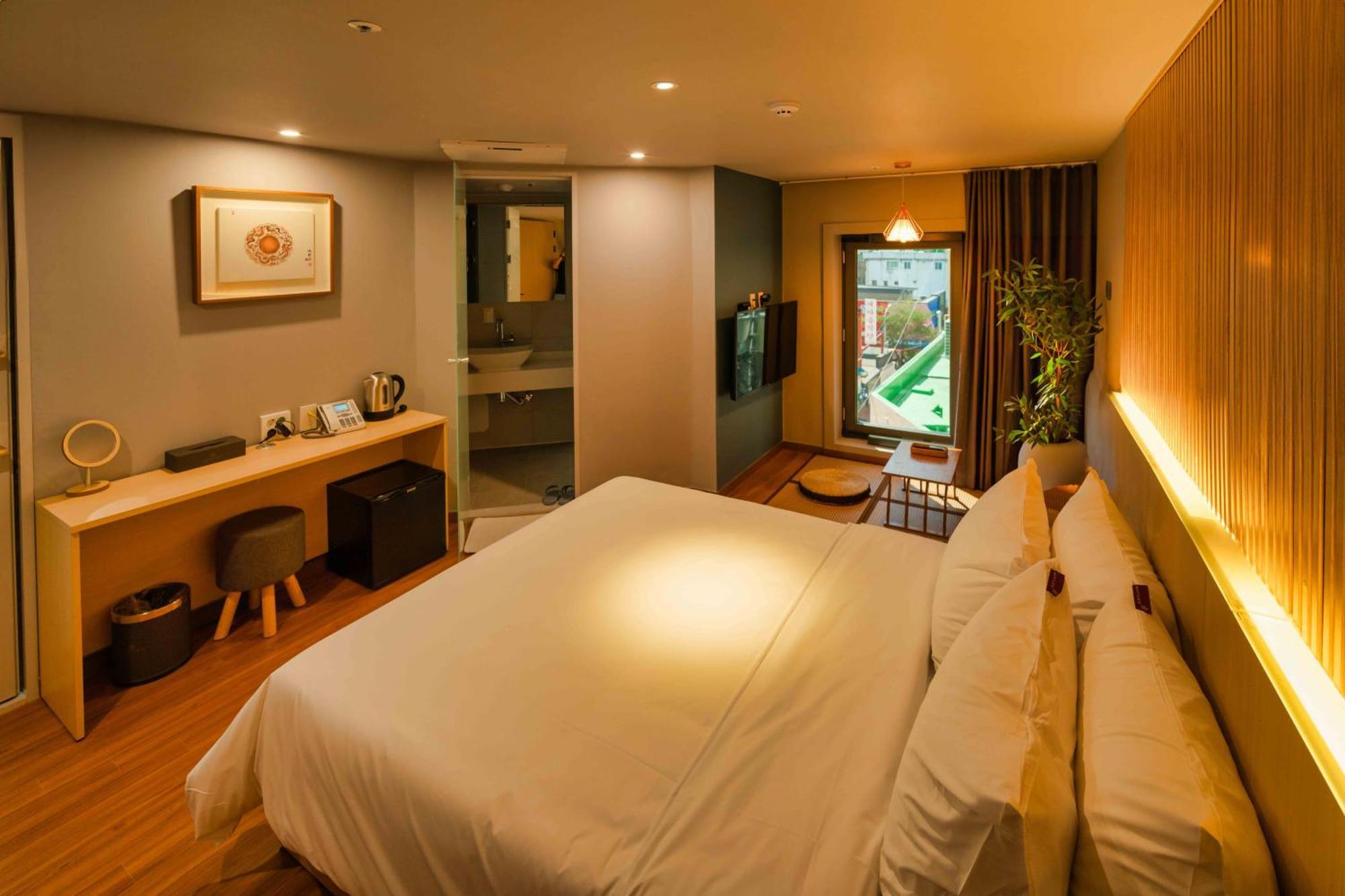 Shinchon Maven Hotel *
