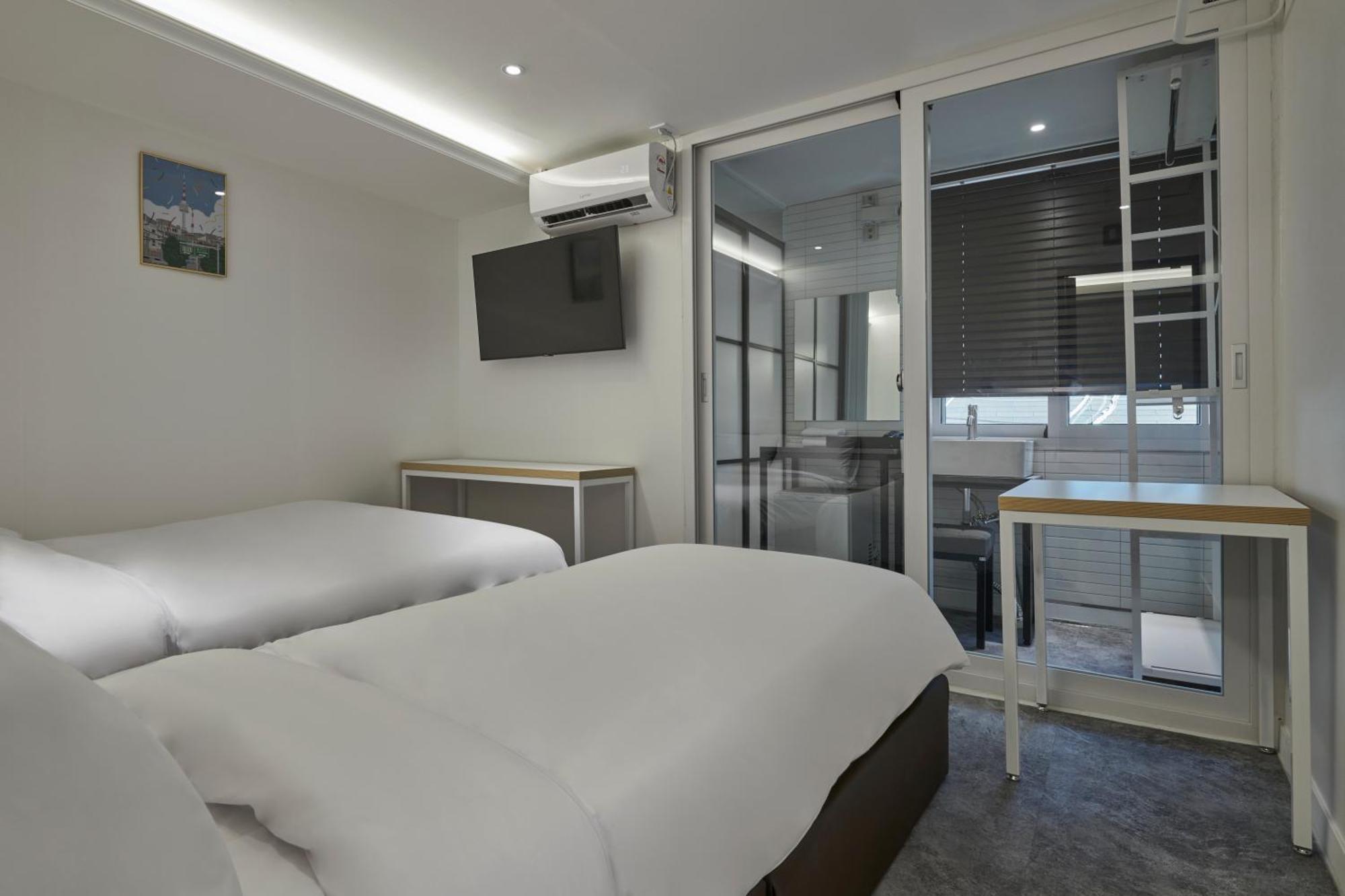 Eight Rest Myeongdong Hostel *