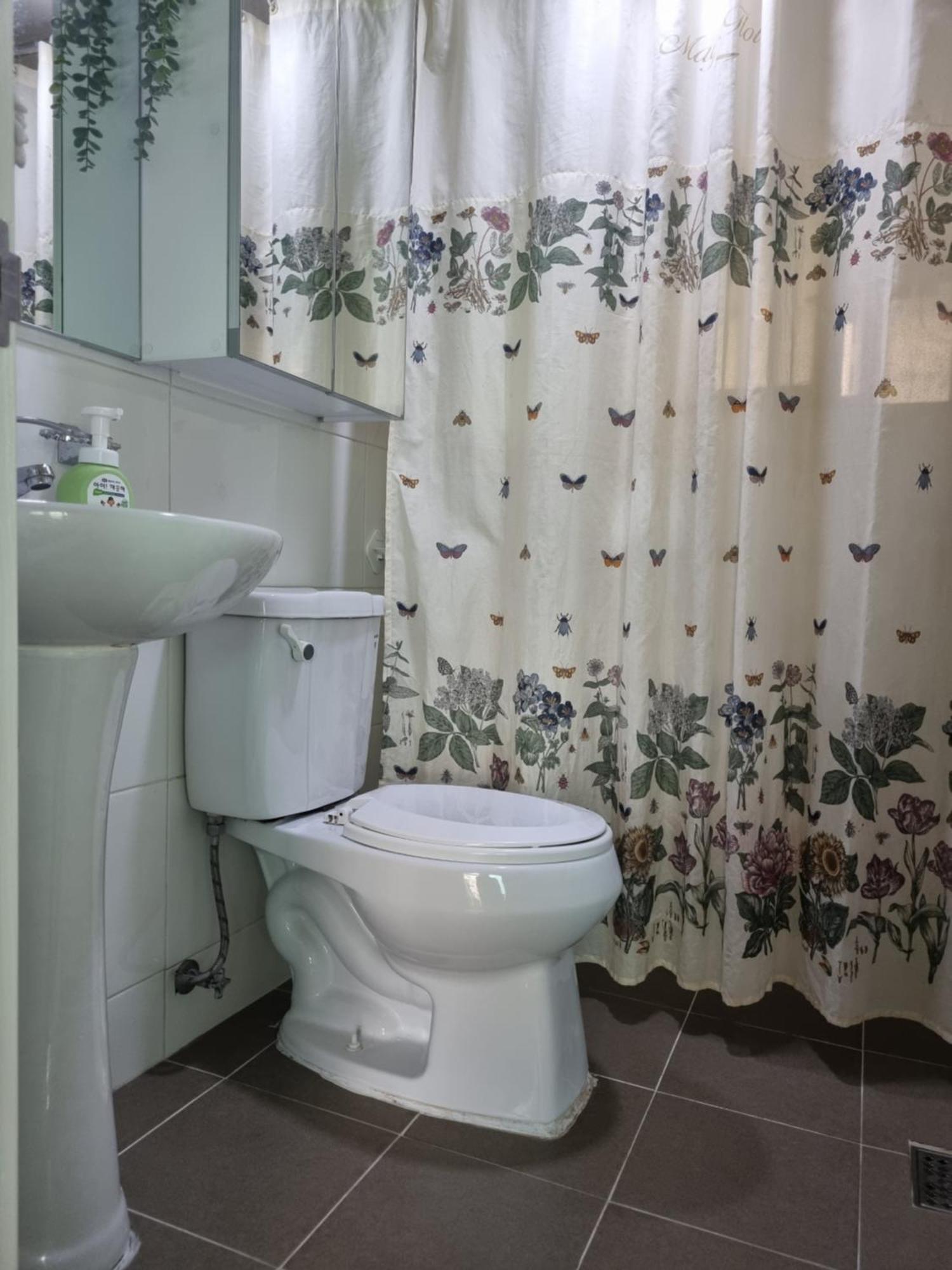 Villa Hongdae Sky View Private Roof Garden House 2br 2qb 1ssb Free Wifi Starbucks Capsule 외국인전용 Seoul
