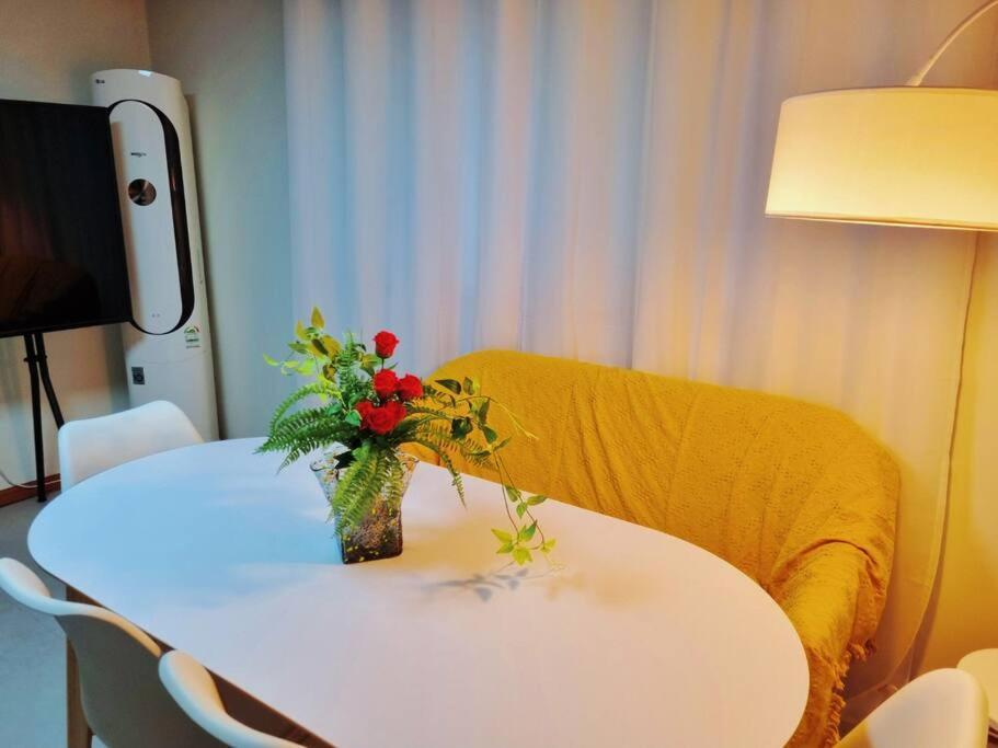 Seoul, 3 Rooms, Gimpo Airport, Free Parking, 1 Pm Check-out, Super Close To The Station, 10 People, Warm Accommodation, 4 Beds, Hongdae, Jongno, Myeongdong Seul