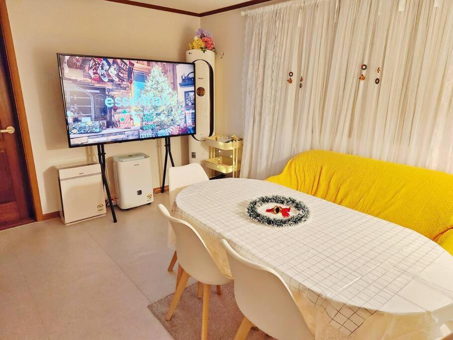 Apartamento Seoul, 3 Rooms, Gimpo Airport, Free Parking, 1 Pm Check-out, Super Close To The Station, 10 People, Warm Accommodation, 4 Beds, Hongdae, Jongno, Myeongdong *