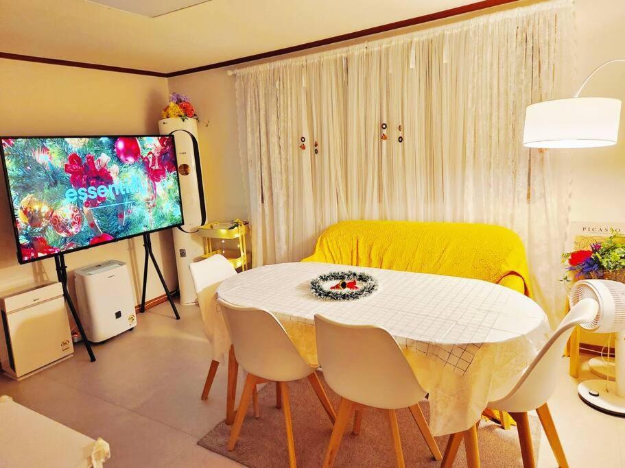 Apartamento Seoul, 3 Rooms, Gimpo Airport, Free Parking, 1 Pm Check-out, Super Close To The Station, 10 People, Warm Accommodation, 4 Beds, Hongdae, Jongno, Myeongdong