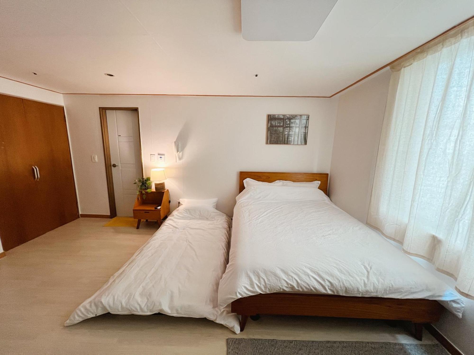 Easy Access To Metro Aparthotel