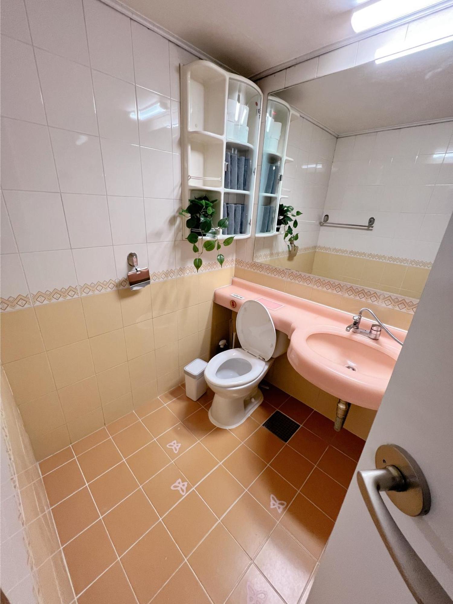 Easy Access To Metro Aparthotel Seoul