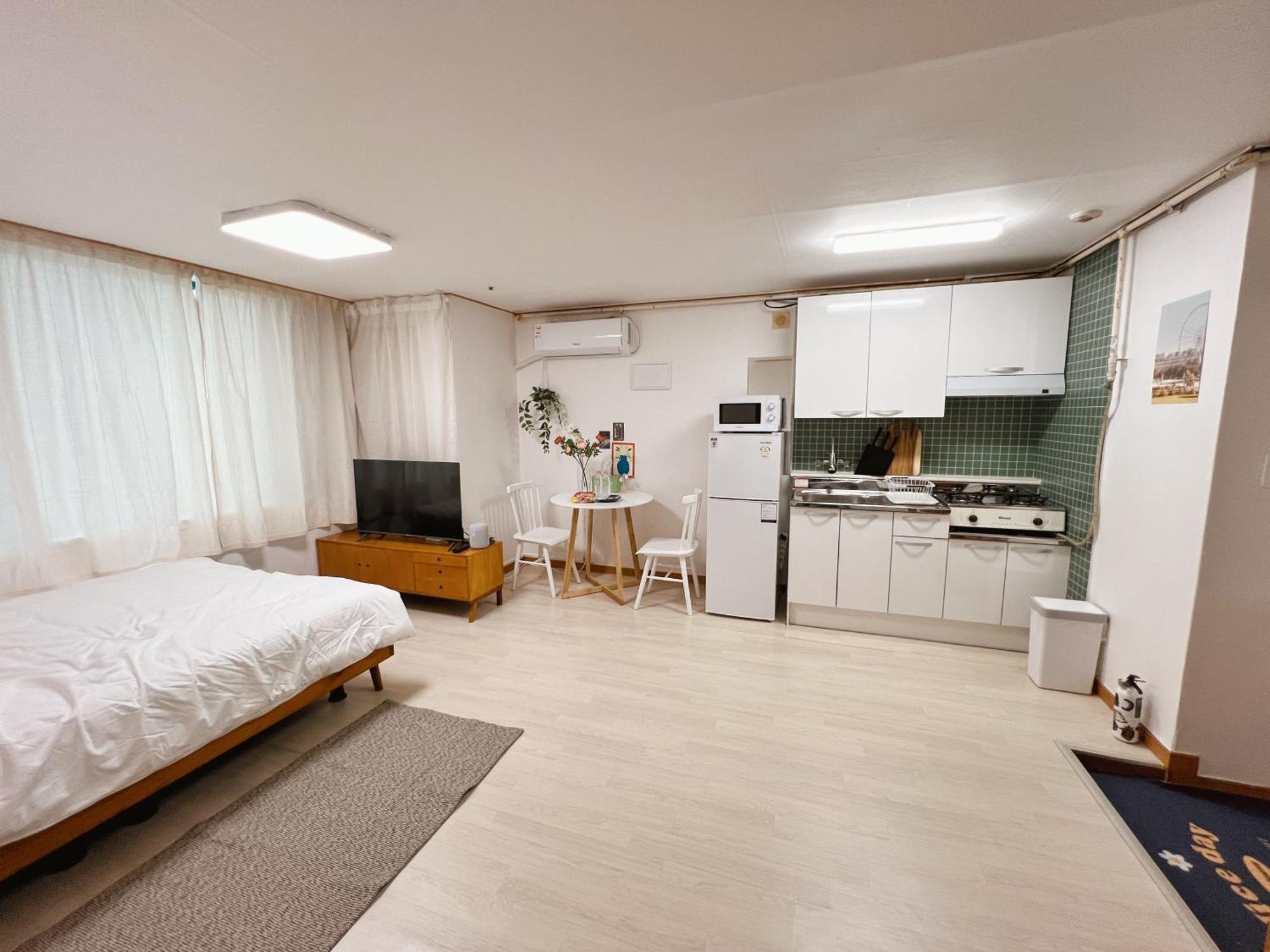 Easy Access To Metro Aparthotel *