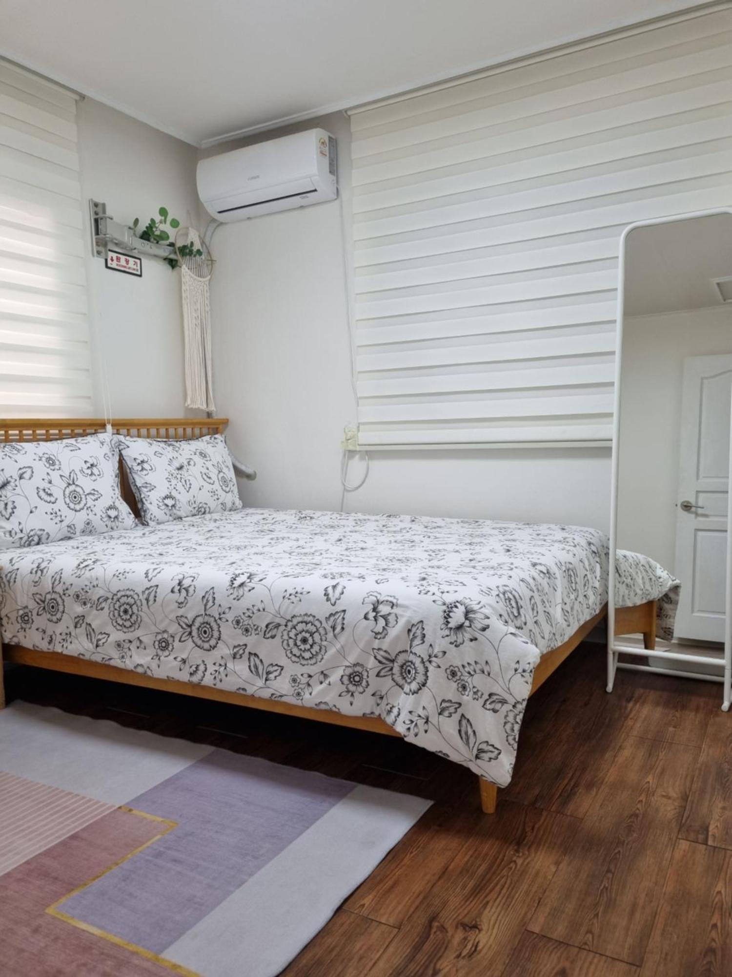 Villa Hongdae Sky View Private Roof Garden House 2br 2qb 1ssb Free Wifi Starbucks Capsule 외국인전용 Seoul