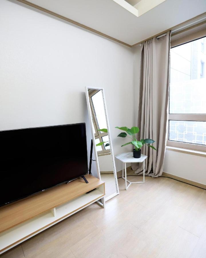 Modern 2 Bedroom 2 Bed 1-bathroom For Rent In Gangnam Seou *